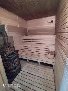 una vista interior de una sauna con un banco en Sak Mini Hotel, en Zelenograd