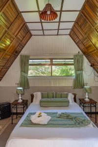 A bed or beds in a room at Hortensias Chalets Vara blanca