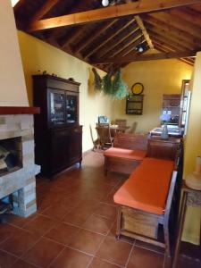 sala de estar con mesa y chimenea en El pajar de Inés en La Orotava