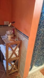 einen kleinen Holztisch in einem Zimmer mit einer Wand in der Unterkunft El pajar de Inés in La Orotava