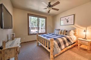 Postel nebo postele na pokoji v ubytování Luxurious Lakeside Family Retreat with Deck!