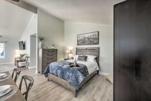 Łóżko lub łóżka w pokoju w obiekcie Shingle Springs Studio with Pool - Near Casino! +18 zdjęć