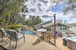 Basen w obiekcie Shingle Springs Studio with Pool - Near Casino! lub w pobliżu