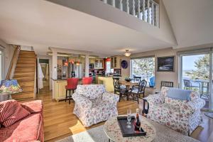 een woonkamer met een bank en stoelen bij Waldport Beach House with Loft, Grill and Ocean Views! in Waldport