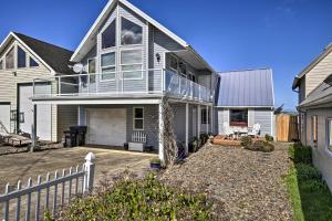una gran casa blanca con una valla blanca en Waldport Beach House with Loft, Grill and Ocean Views!, en Waldport