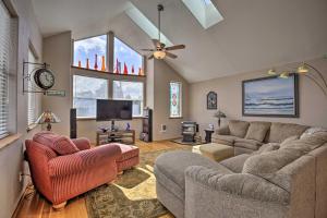 sala de estar con sofá, sillas y TV en Waldport Beach House with Loft, Grill and Ocean Views!, en Waldport