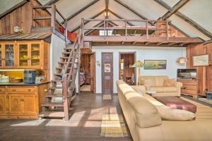 Dapur atau dapur kecil di Authentic Retreat with Private Dock on Coosa River!