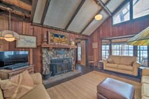 Ruang duduk di Authentic Retreat with Private Dock on Coosa River!