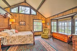 Katil atau katil-katil dalam bilik di Authentic Retreat with Private Dock on Coosa River!