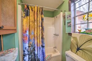 Bilik mandi di Authentic Retreat with Private Dock on Coosa River! +27 gambar