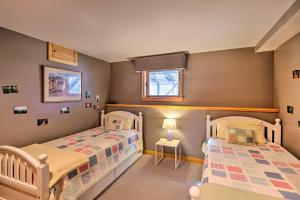 Ένα ή περισσότερα κρεβάτια σε δωμάτιο στο Wooded Waterfront Grantham Home Less Than 10 Mi to Ski!