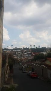 ベロオリゾンテにあるKitnet 100% independenteの路上に駐車された車のある街の景色 +6枚の写真