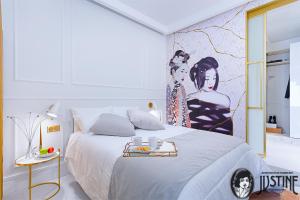 - une chambre avec un grand lit orné d'une peinture murale dans l'établissement Suite Kintsugi by Justine Apartments Apartamento turístico en Madrid Río, à Madrid