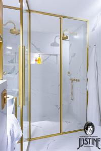 a bathroom with a shower with a glass door at Suite Kintsugi by Justine Apartments Apartamento turístico en Madrid Río in Madrid