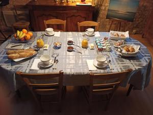 Beurlay的住宿－LA PASTORALE，上面有食物和水果的桌子