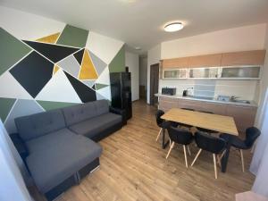 Część wypoczynkowa w obiekcie Black Brothers Wellness Apartments
