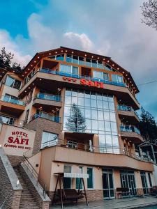 um edifício com uma placa na frente dele em Safi em Dospat