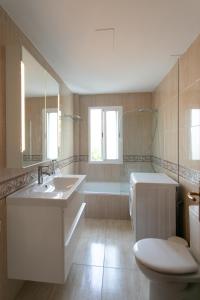 Ванная комната в Two bedroom penthouse in Torremuelle Benalmádena
