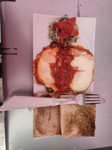 un plato de comida con un sándwich y pan en Begnas lake front rental home en Deorāli