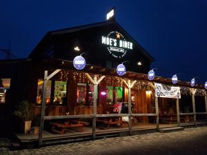 ein Restaurant mit einem Schild, das Mooes Diner in der Nacht liest in der Unterkunft Moes Diner Hotel in Schloß Holte-Stukenbrock