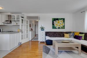 Kuchyňa alebo kuchynka v ubytovaní Apartment PINE FINE with FREE PARKING