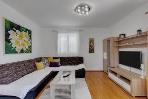 Televízia a/alebo spoločenská miestnosť v ubytovaní Apartment PINE FINE with FREE PARKING