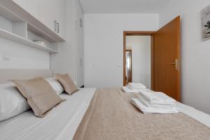 Posteľ alebo postele v izbe v ubytovaní Apartment PINE FINE with FREE PARKING