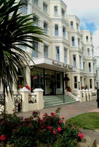 un gran edificio blanco con flores delante en Haddon Hall Hotel, en Eastbourne