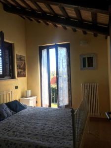 - une chambre avec un grand lit et une fenêtre dans l'établissement Villetta del Conero, à Porto Recanati