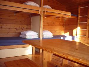 Tempat tidur susun dalam kamar di Camping Tornio