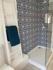 un bagno con doccia con porta in vetro di The Green House a Horncastle Altre 16 foto