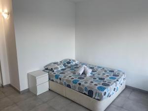 un piccolo letto in una camera bianca con gonna a vento e pectspectspects di Nice Studio in Siesta 2 in Puerto Alcudia 8 a Alcudia
