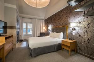 Postel nebo postele na pokoji v ubytování Hotel Chateau Bromont + 37 fotografií