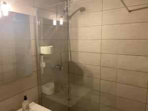 bagno con doccia in vetro e servizi igienici di Nice Studio in Siesta 2 in Puerto Alcudia 8 a Alcudia