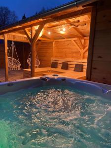 Bazén v ubytování UBYTOVÁNÍ S WELLNESS nebo v jeho okolí