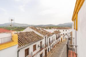 uitzicht op een straat in een stad met witte gebouwen bij Apartamento La Galería de Ronda in Ronda