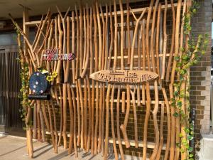 uma parede de paus de bambu no lado de um edifício em Ise Toyohama Villa - Vacation STAY 11133 em Ise