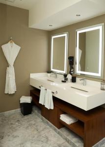 a bathroom with a sink, toilet and bathtub at Panther Bay Villa & Golf in Akumal