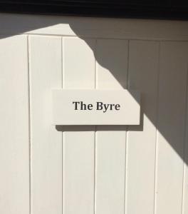 een teken dat de hype aan een deur leest bij The Byre at Heartwood in Ticehurst