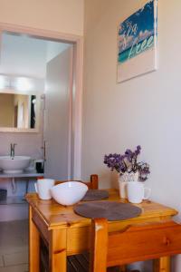 einem Holztisch mit zwei weißen Schalen darüber in der Unterkunft Elves Studios& Apartment's SIDARI in Sidari