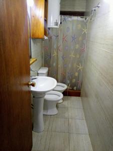 サンタアナにある4 aguasのバスルーム(トイレ2つ、シャワーカーテン付)