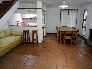 ein Wohnzimmer mit einem Tisch und einer Küche in der Unterkunft 4 aguas in Santa Ana