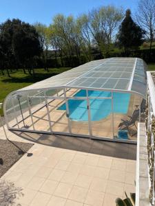 una cúpula de cristal con una piscina dentro de ella en LA COTTINIERE en Drefféac