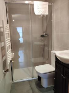 Un baño con ducha, inodoro y lavabo. en Alojamiento Rural URGAIN I y II, en Lekunberri 31 fotos más