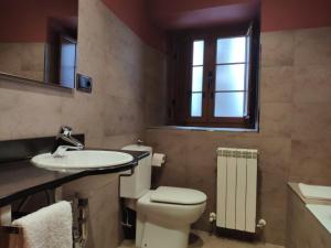 Un baño de Alojamiento Rural URGAIN I y II
