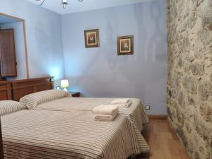 Cama o camas de una habitación en Alojamiento Rural URGAIN I y II