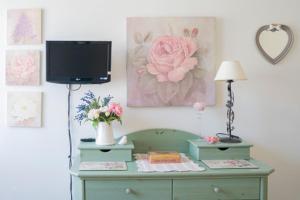 A television and/or entertainment centre at La Casa Di Menny Maison de Campagne
