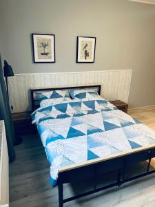 een blauw en wit bed in een slaapkamer bij Apartamenty ToTuGdynia 7 in Gdynia