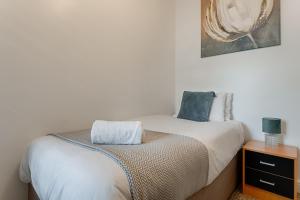 Ένα ή περισσότερα κρεβάτια σε δωμάτιο στο River House with Parking - TV in Every Bedroom!