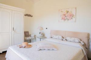 A bed or beds in a room at La Casa Di Menny Maison de Campagne